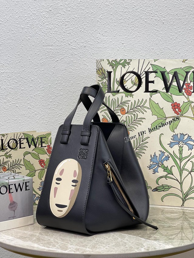 Loewe專櫃新款印臉黑色女包吊床包 羅意威經典小牛皮無臉男Hammock bag手提肩背包 10166 lyw1192